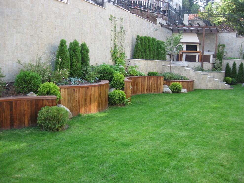 На фото: участок и сад на заднем дворе в современном стиле с высокими грядками с
