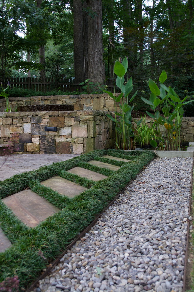 ローリーにあるコンテンポラリースタイルのおしゃれな庭の写真