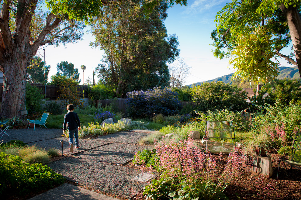 Großer, Halbschattiger Retro Kiesgarten im Frühling, hinter dem Haus in Los Angeles