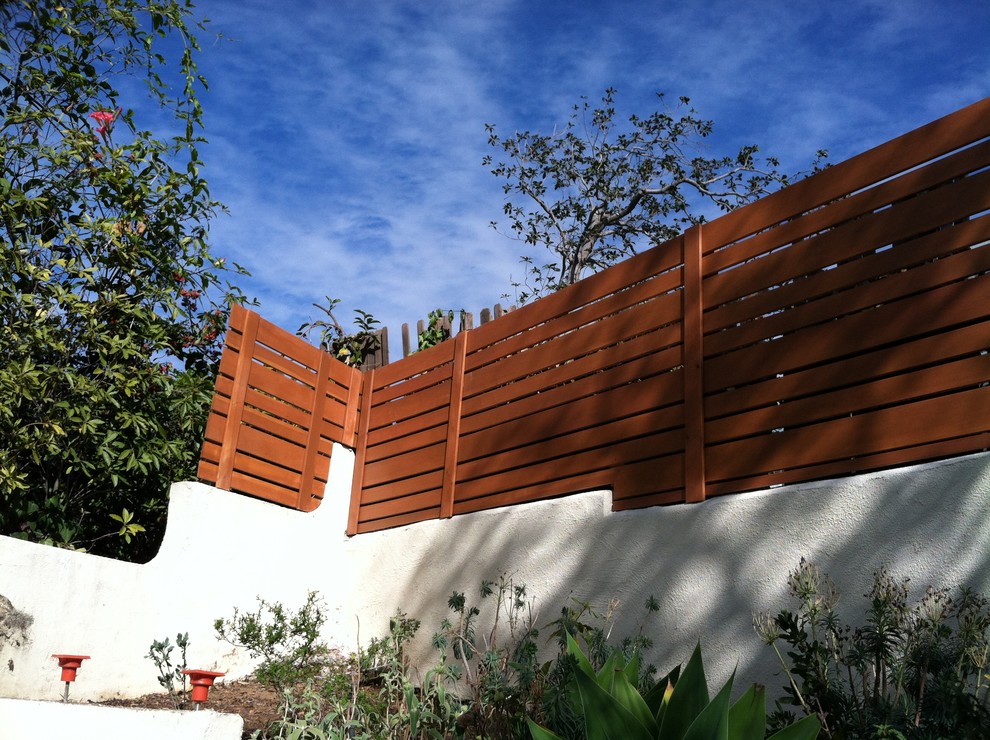 Inspiration for a modern landscaping in Los Angeles.