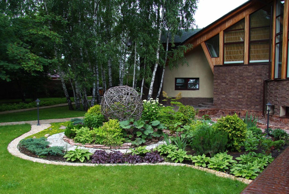 Пример оригинального дизайна: тенистый участок и сад на переднем дворе в современном стиле