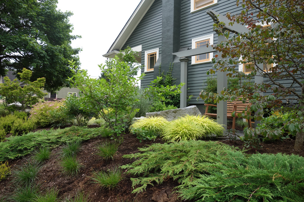 Mittelgroßer, Geometrischer, Schattiger Industrial Vorgarten im Sommer mit Betonboden in Portland