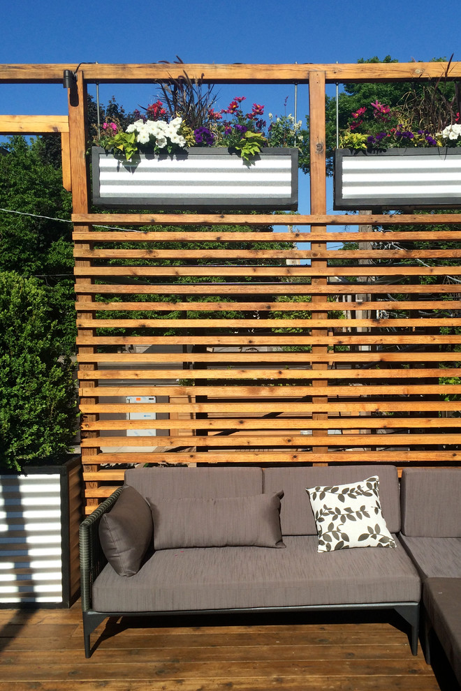 Idée de décoration pour un petit jardin minimaliste avec une exposition partiellement ombragée et une terrasse en bois.