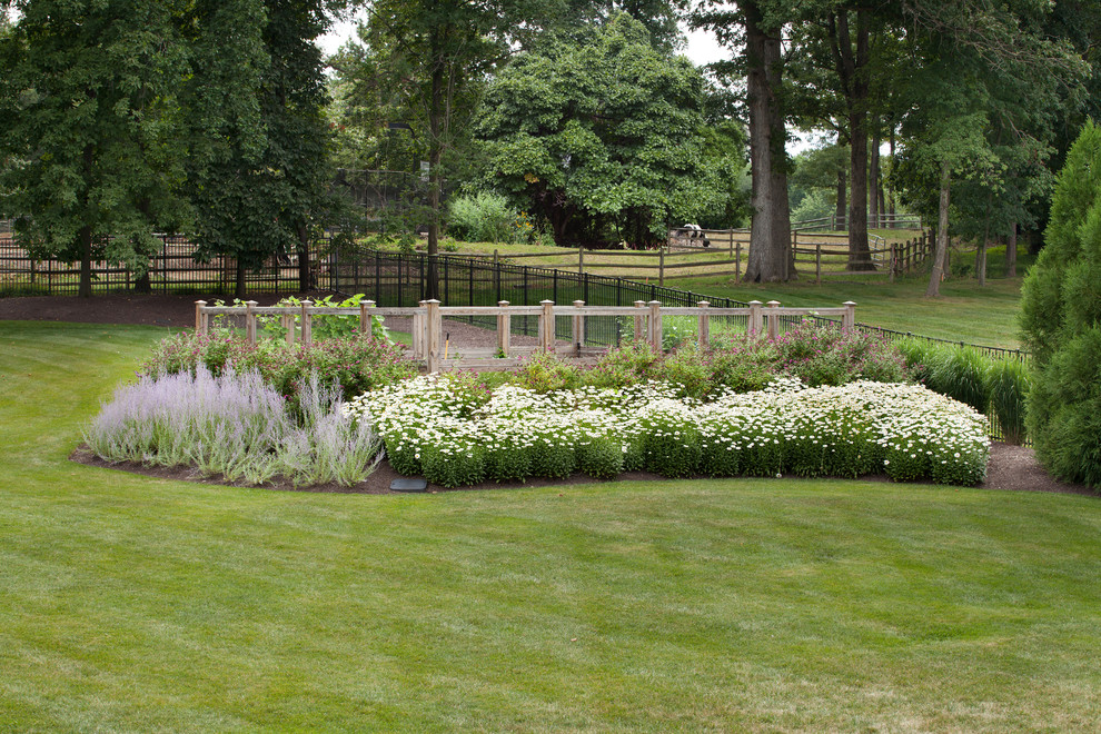 Großer Klassischer Garten hinter dem Haus mit direkter Sonneneinstrahlung und Natursteinplatten in Washington, D.C.