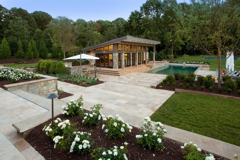 Immagine di un grande giardino chic dietro casa con pavimentazioni in pietra naturale