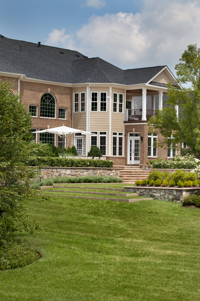 Идея дизайна: большой солнечный участок и сад на заднем дворе в классическом стиле с хорошей освещенностью и покрытием из каменной брусчатки