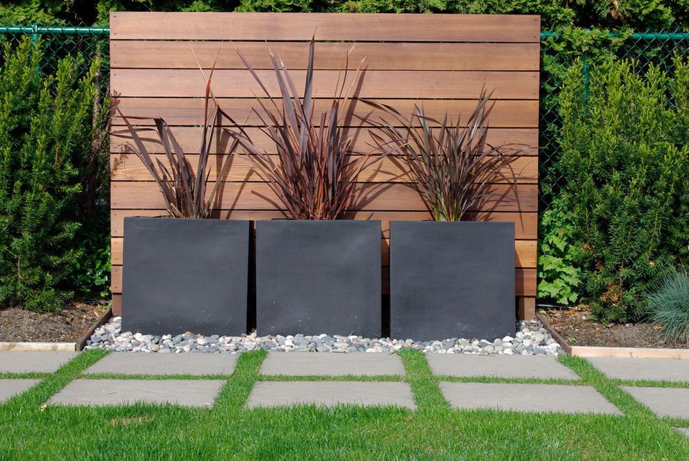 Moderner Garten mit Kübelpflanzen in Vancouver