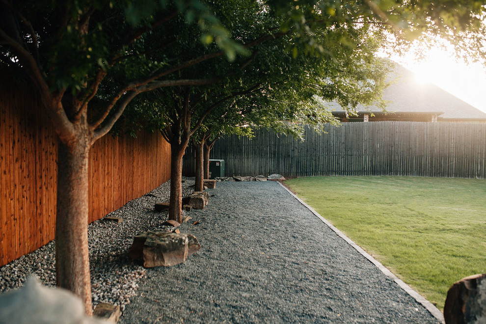 Esempio di un giardino moderno esposto in pieno sole di medie dimensioni e dietro casa con ghiaia