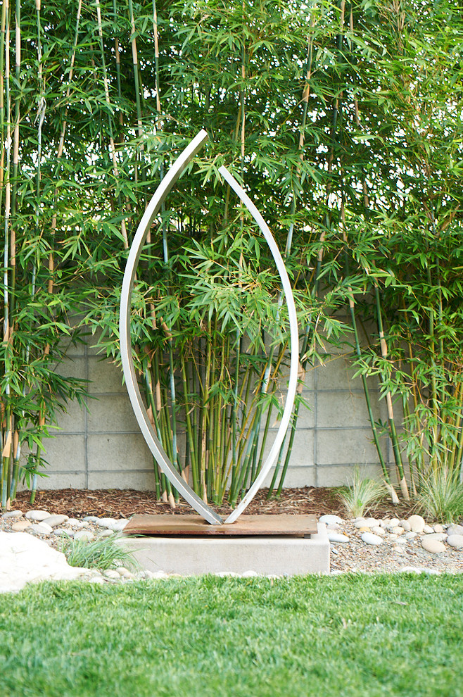 Imagen de jardín minimalista de tamaño medio en patio trasero