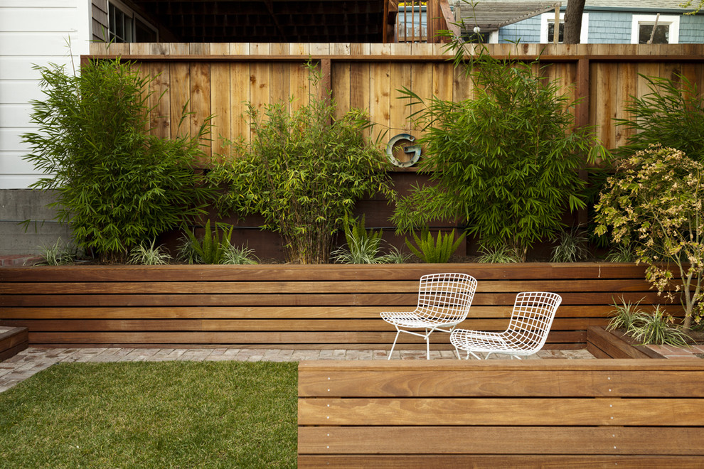This is an example of a contemporary backyard landscaping in San Francisco.