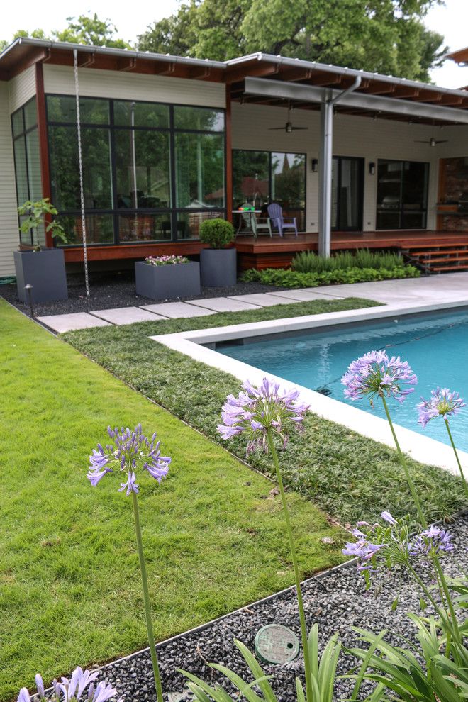 Источник вдохновения для домашнего уюта: большой солнечный регулярный сад на боковом дворе в стиле модернизм с садовой дорожкой или калиткой, хорошей освещенностью и покрытием из гравия