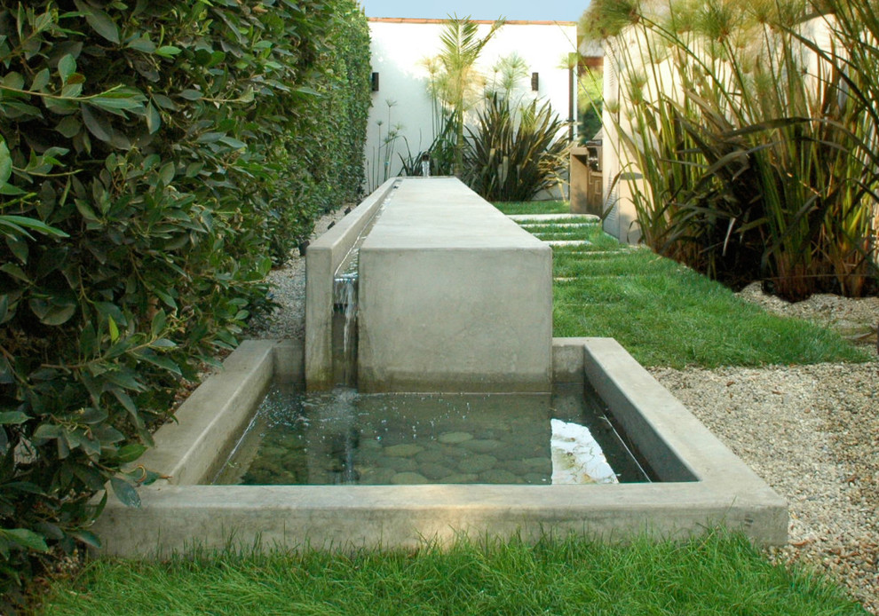 Moderner Garten mit Wasserspiel in Los Angeles