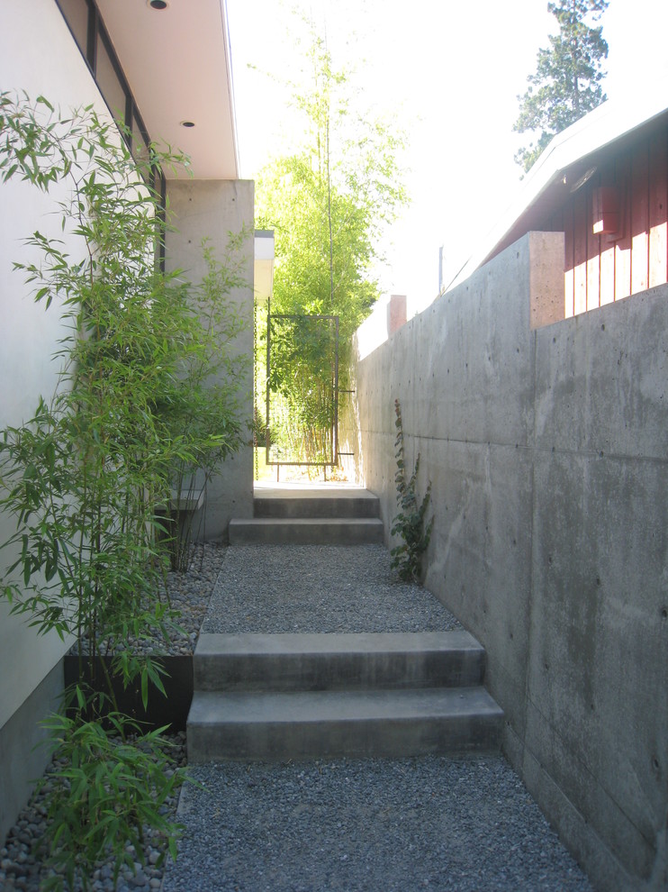 На фото: участок и сад на боковом дворе в стиле модернизм с покрытием из гравия