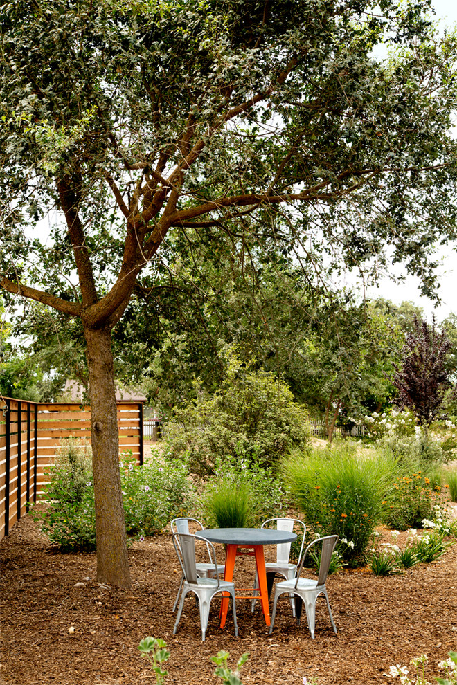 Свежая идея для дизайна: участок и сад на заднем дворе в стиле кантри с мульчированием - отличное фото интерьера