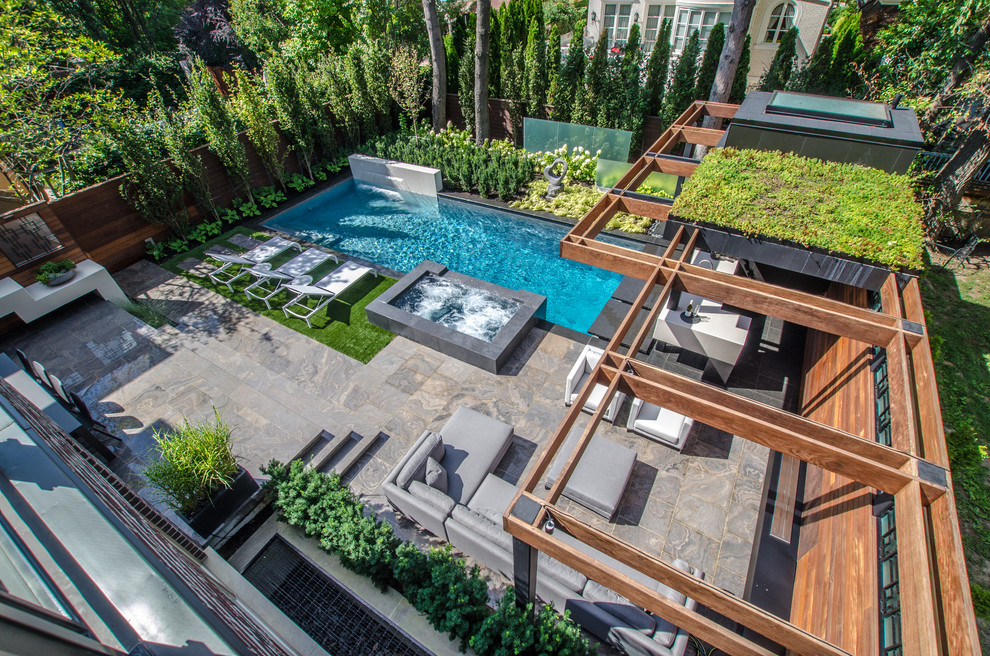 Idee per un piccolo giardino minimal esposto in pieno sole dietro casa in estate con fontane e pavimentazioni in pietra naturale