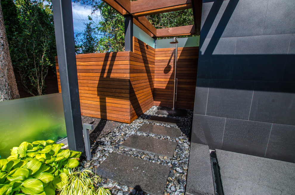 Kleiner Moderner Garten im Sommer, hinter dem Haus mit Wasserspiel, direkter Sonneneinstrahlung und Natursteinplatten in Toronto