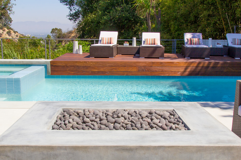 Photo of a medium sized contemporary back garden in Los Angeles with a retaining wall.