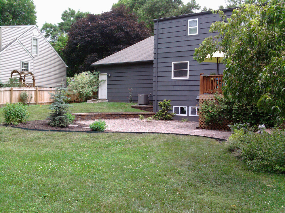 Пример оригинального дизайна: маленький участок и сад зимой на заднем дворе в стиле модернизм с садовой дорожкой или калиткой, полуденной тенью и покрытием из гравия для на участке и в саду