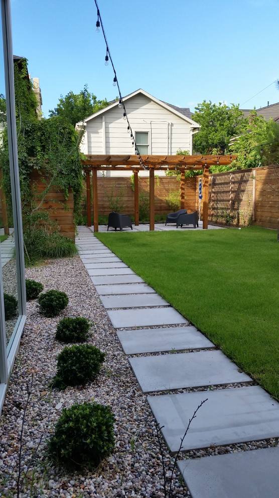 Esempio di un giardino minimal esposto a mezz'ombra di medie dimensioni e dietro casa con pavimentazioni in cemento