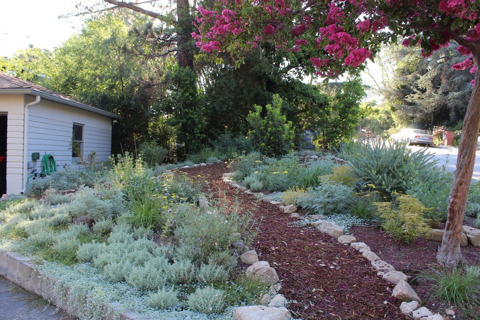Aménagement d'un jardin arrière rétro de taille moyenne et l'été avec une exposition ensoleillée et un paillis.