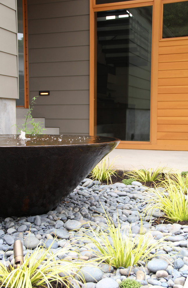 Idée de décoration pour un jardin arrière minimaliste avec un point d'eau et une exposition ombragée.