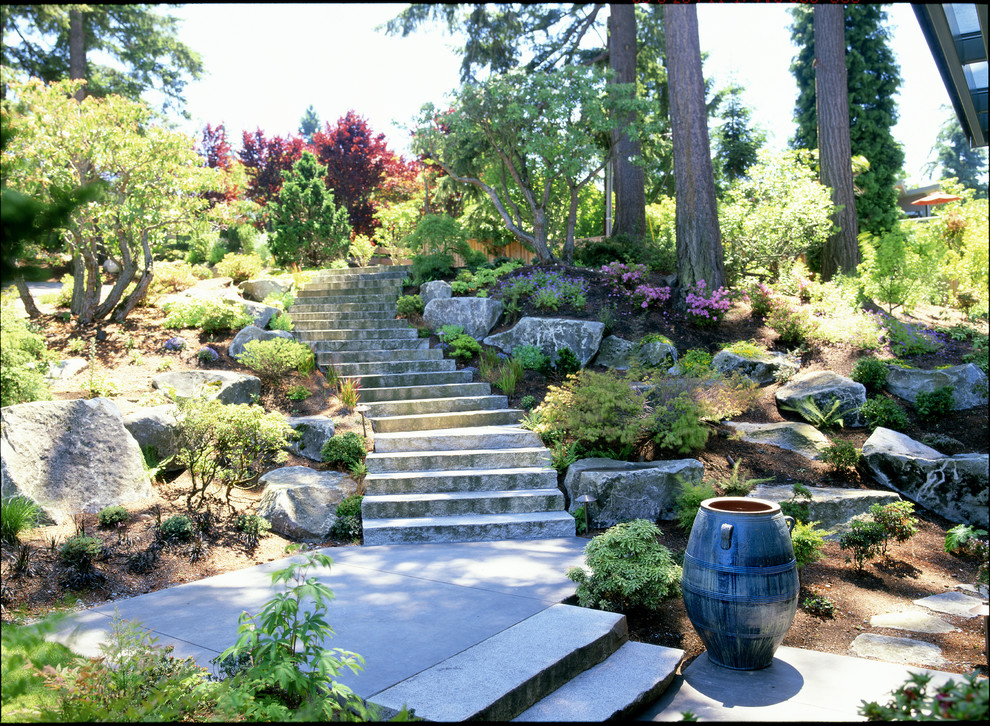 Inspiration for a large contemporary landscaping in Seattle.