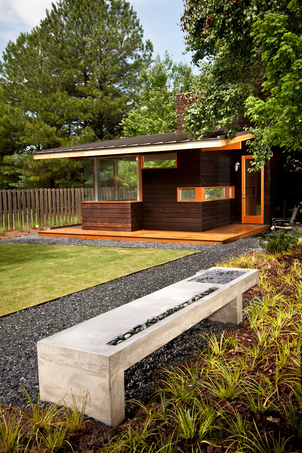Immagine di un giardino minimalista esposto a mezz'ombra di medie dimensioni e dietro casa con ghiaia