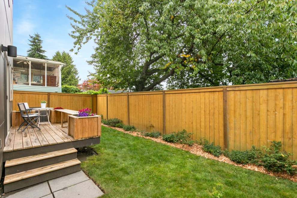 Design ideas for a small contemporary backyard landscaping in Seattle.