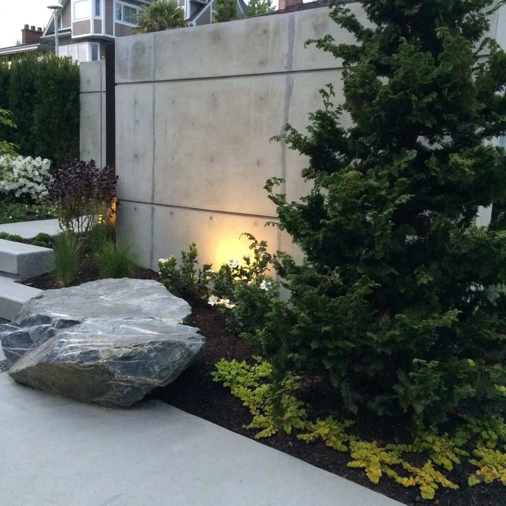 Пример оригинального дизайна: участок и сад на переднем дворе в классическом стиле с камнем в ландшафтном дизайне и мощением тротуарной плиткой