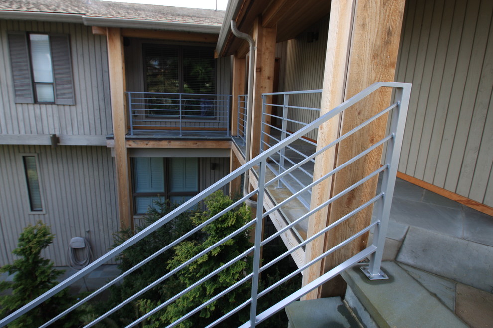 Mittelgroßer Moderner Garten mit direkter Sonneneinstrahlung und Natursteinplatten in Seattle
