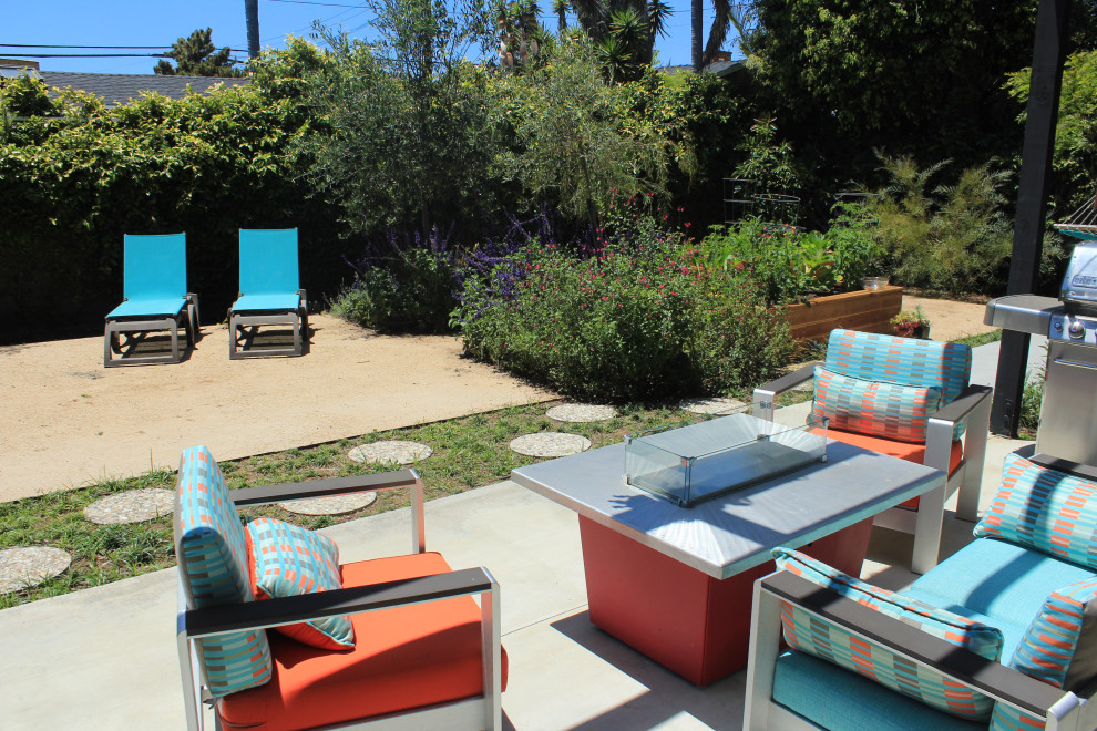 Immagine di un giardino xeriscape minimalista esposto in pieno sole di medie dimensioni e dietro casa in primavera con ghiaia