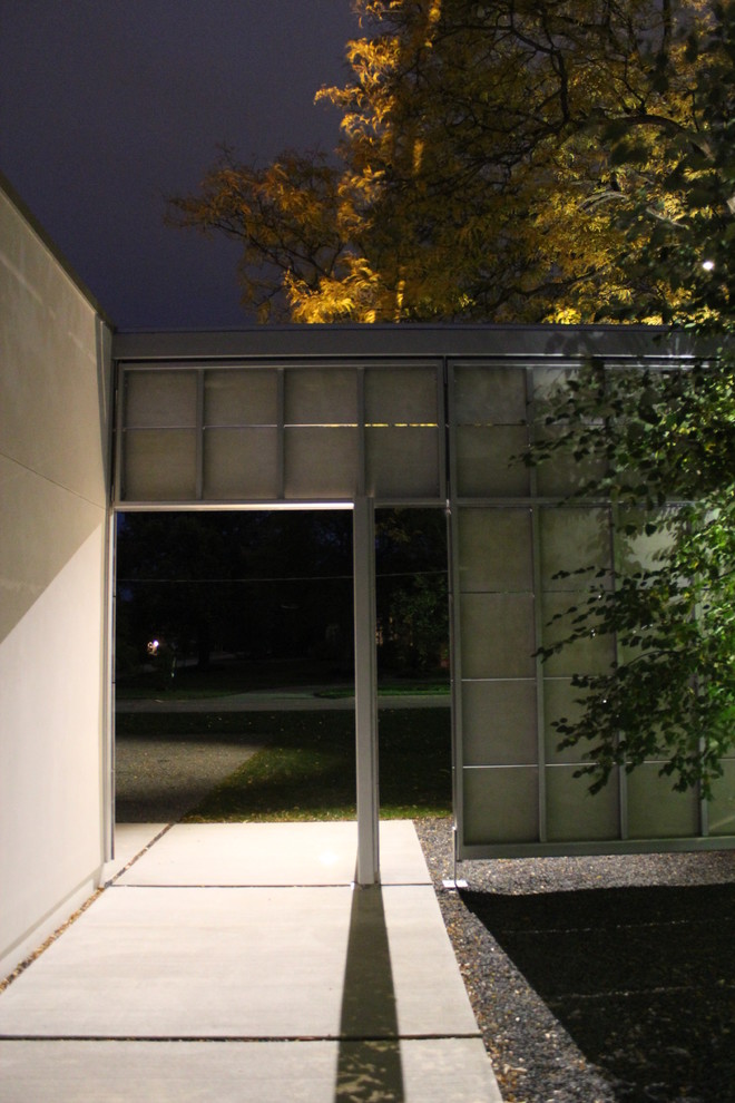 Cette image montre un grand jardin minimaliste l'été avec une exposition partiellement ombragée et du gravier.