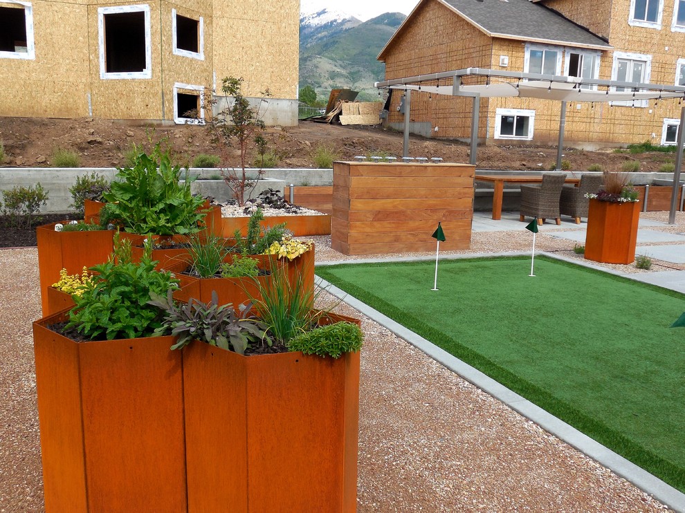 Idee per un giardino xeriscape minimal esposto in pieno sole di medie dimensioni e dietro casa con ghiaia e un muro di contenimento