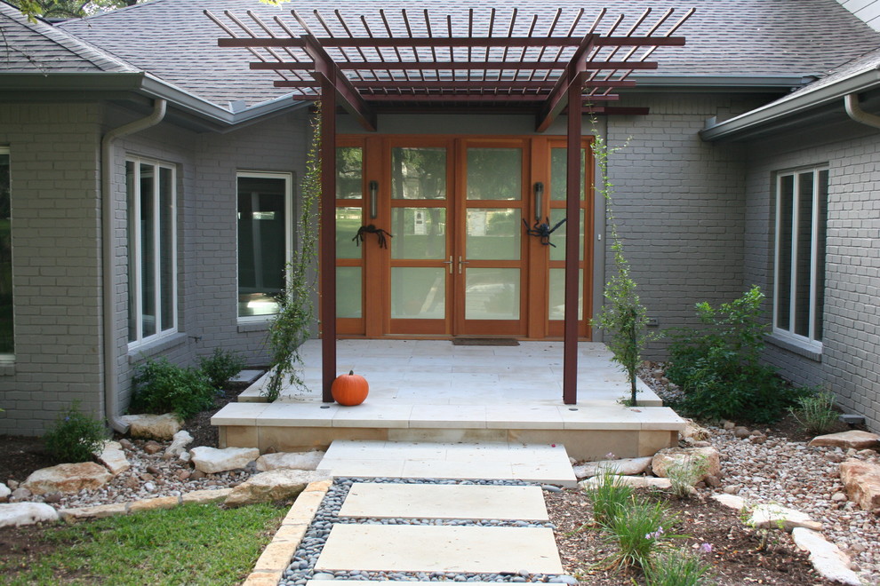 Exemple d'un aménagement d'entrée ou allée de jardin avant tendance de taille moyenne et l'automne avec une exposition partiellement ombragée et des pavés en béton.
