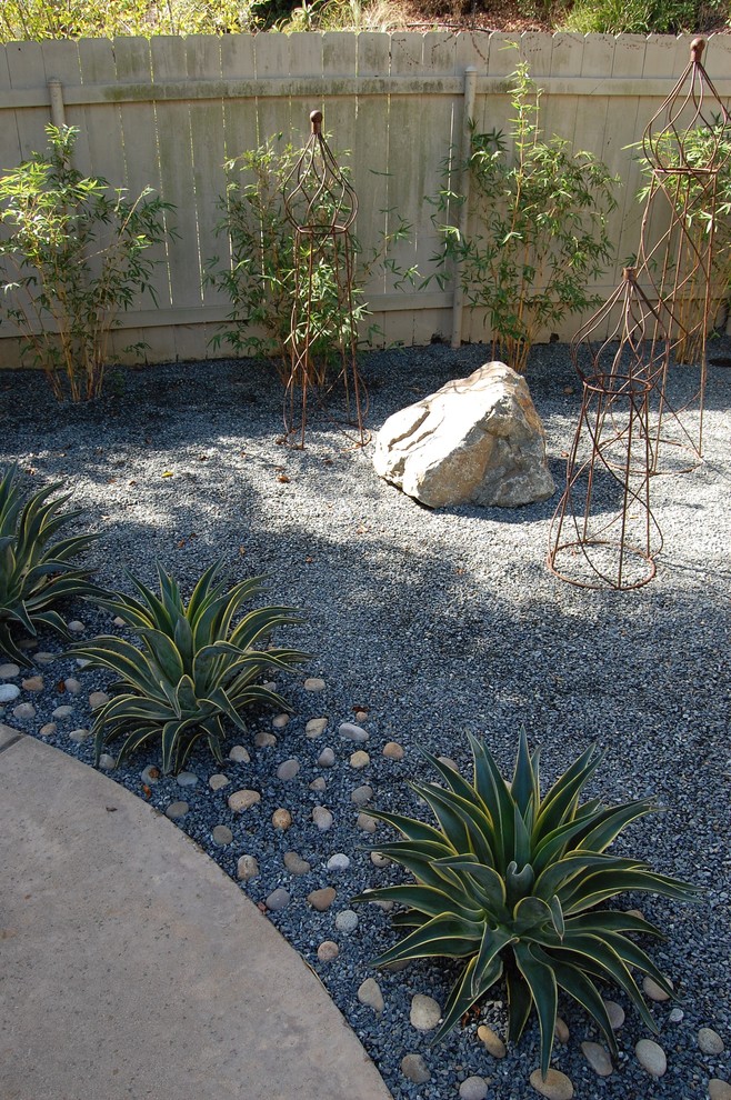 Foto di un giardino formale minimalista esposto a mezz'ombra di medie dimensioni e davanti casa con un ingresso o sentiero e pavimentazioni in cemento