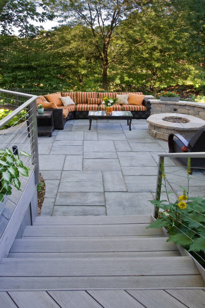 Immagine di un giardino minimalista dietro casa con pavimentazioni in cemento