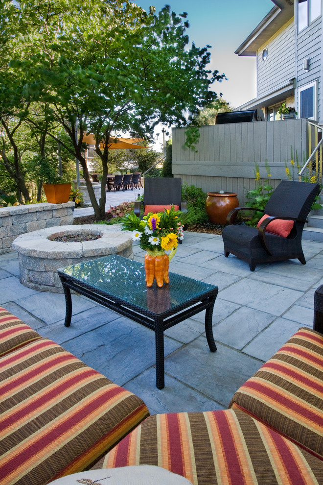 Inspiration for a modern back garden in Chicago with concrete paving.