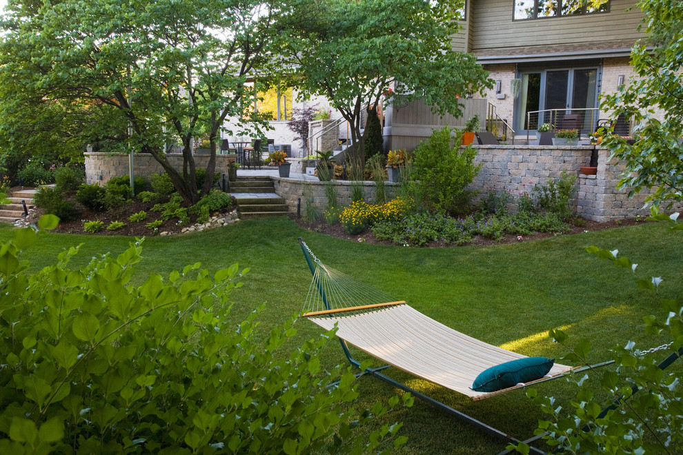 Contemporary back garden for summer in Chicago with a retaining wall.