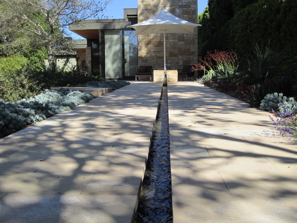 Großer, Halbschattiger Moderner Garten hinter dem Haus, im Sommer mit Wasserspiel und Betonboden in Los Angeles