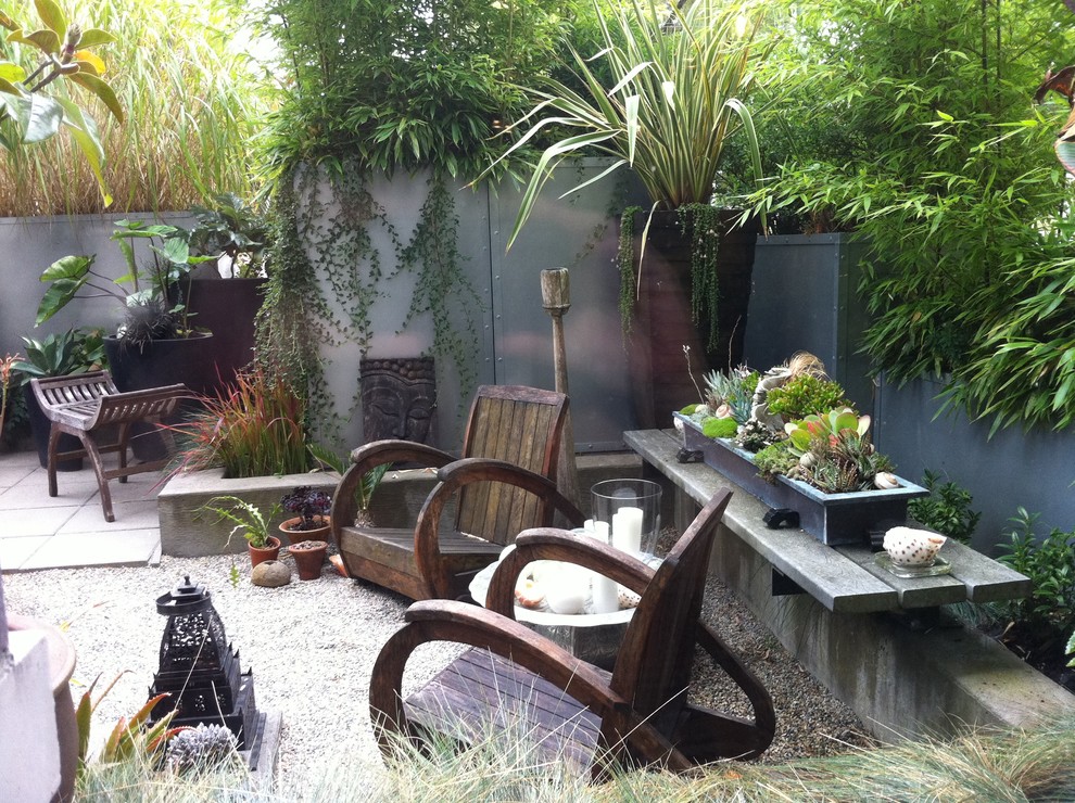 Photo of a tropical landscaping in Vancouver.