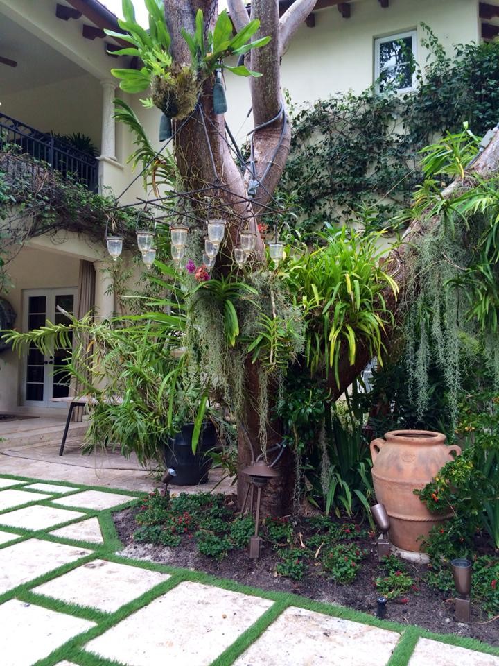 Esempio di un giardino moderno esposto a mezz'ombra dietro casa con pavimentazioni in pietra naturale