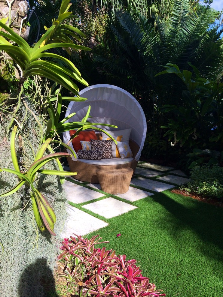 Immagine di un grande giardino minimalista esposto a mezz'ombra dietro casa in estate con un ingresso o sentiero e pavimentazioni in pietra naturale