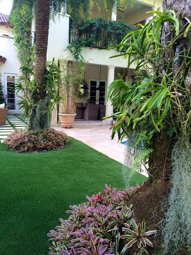 Großer, Halbschattiger Moderner Gartenweg im Sommer, hinter dem Haus mit Natursteinplatten in Miami