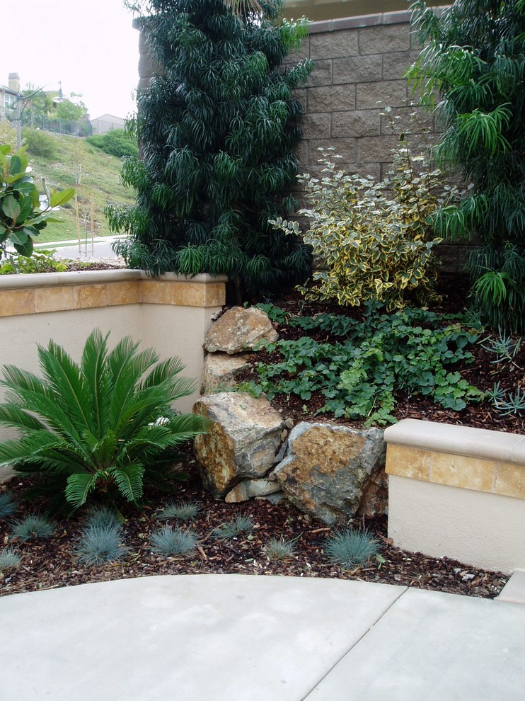 Idée de décoration pour un jardin méditerranéen avec une pente, une colline ou un talus et des pavés en pierre naturelle.