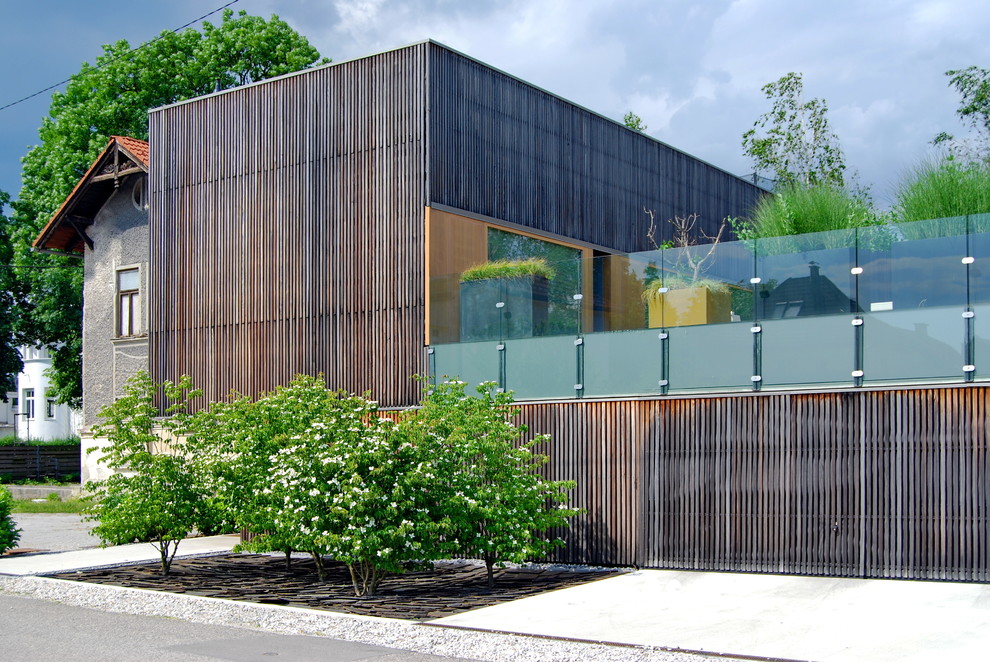 Cette image montre un aménagement d'entrée ou allée de jardin avant minimaliste de taille moyenne avec une exposition ensoleillée.