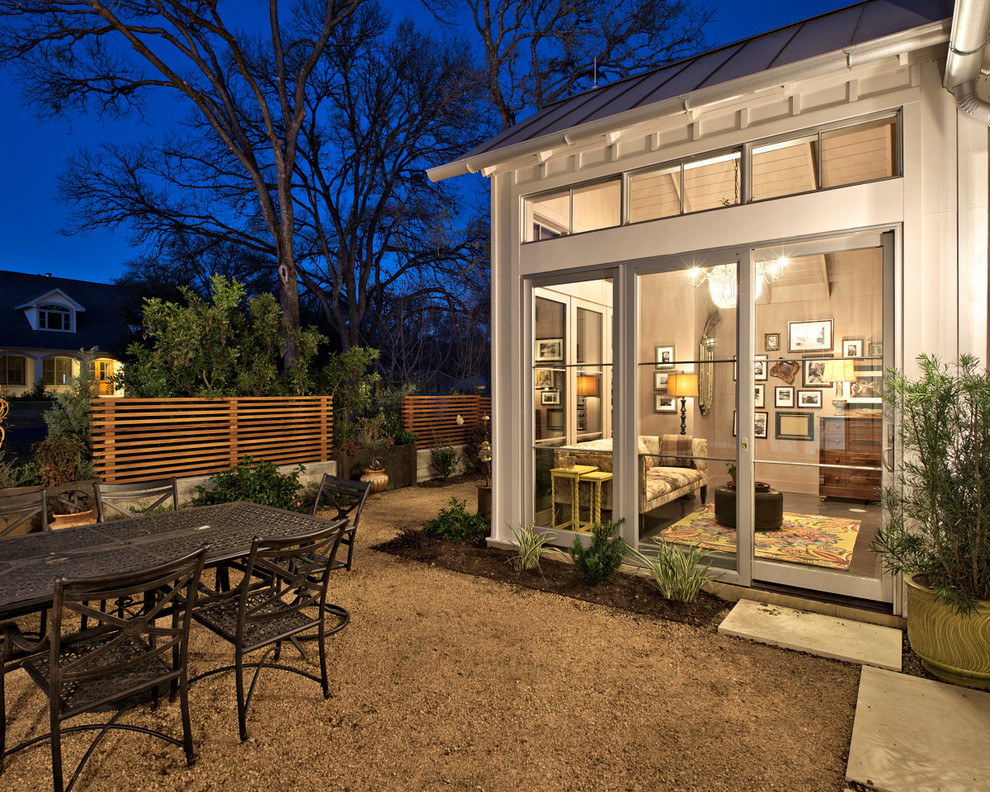 Geometrischer, Geräumiger Landhaus Garten im Frühling, neben dem Haus mit direkter Sonneneinstrahlung in Austin