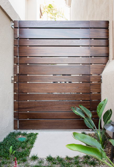 Modern Wood Planks Side Gate - Contemporáneo - Jardín - Orange County