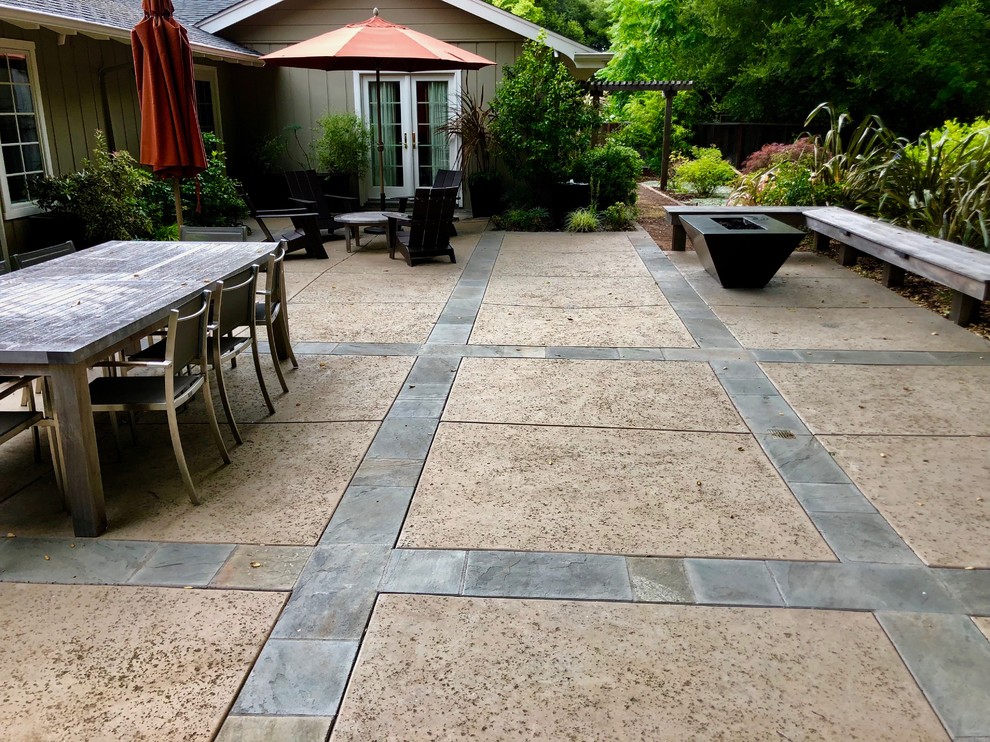 Imagen de jardín de secano minimalista de tamaño medio en patio trasero con brasero, exposición parcial al sol y adoquines de piedra natural