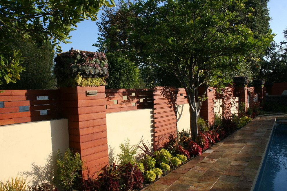 Diseño de jardín minimalista de tamaño medio en verano en patio trasero con jardín francés, jardín vertical, exposición total al sol y adoquines de piedra natural