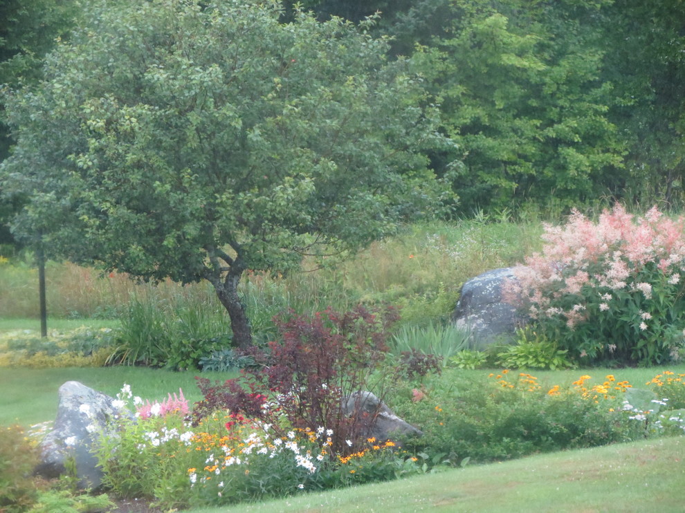 Idées déco pour un grand jardin arrière classique au printemps avec une exposition ensoleillée.